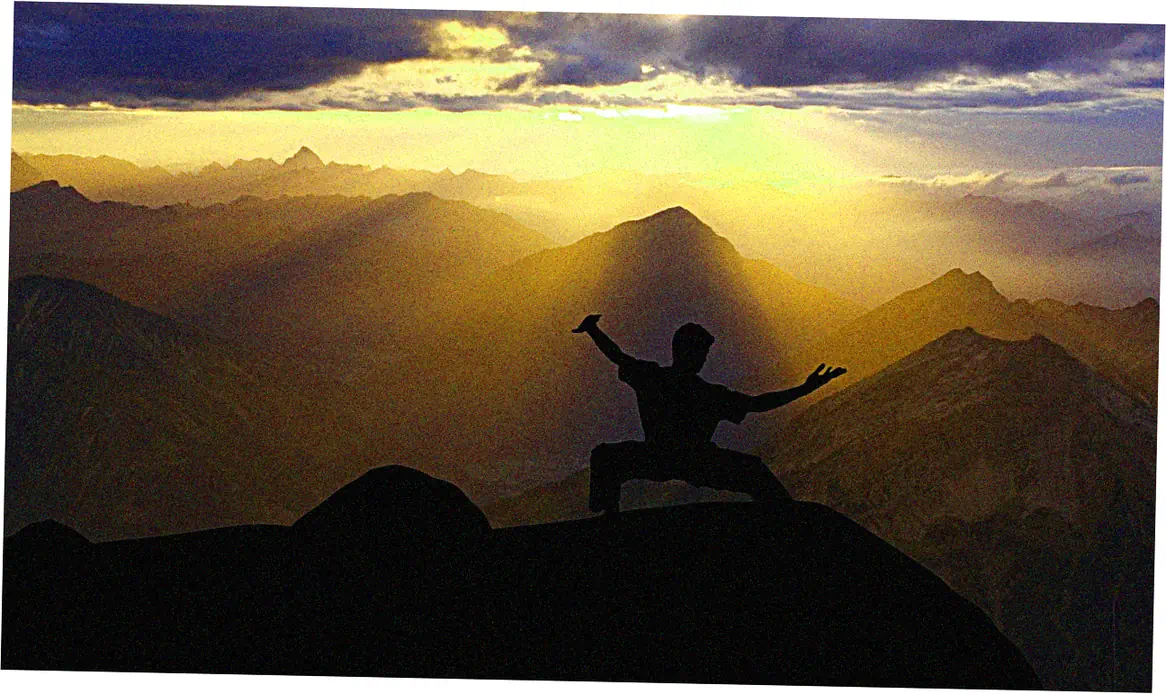 Morning seated tai chi routine boosts energy