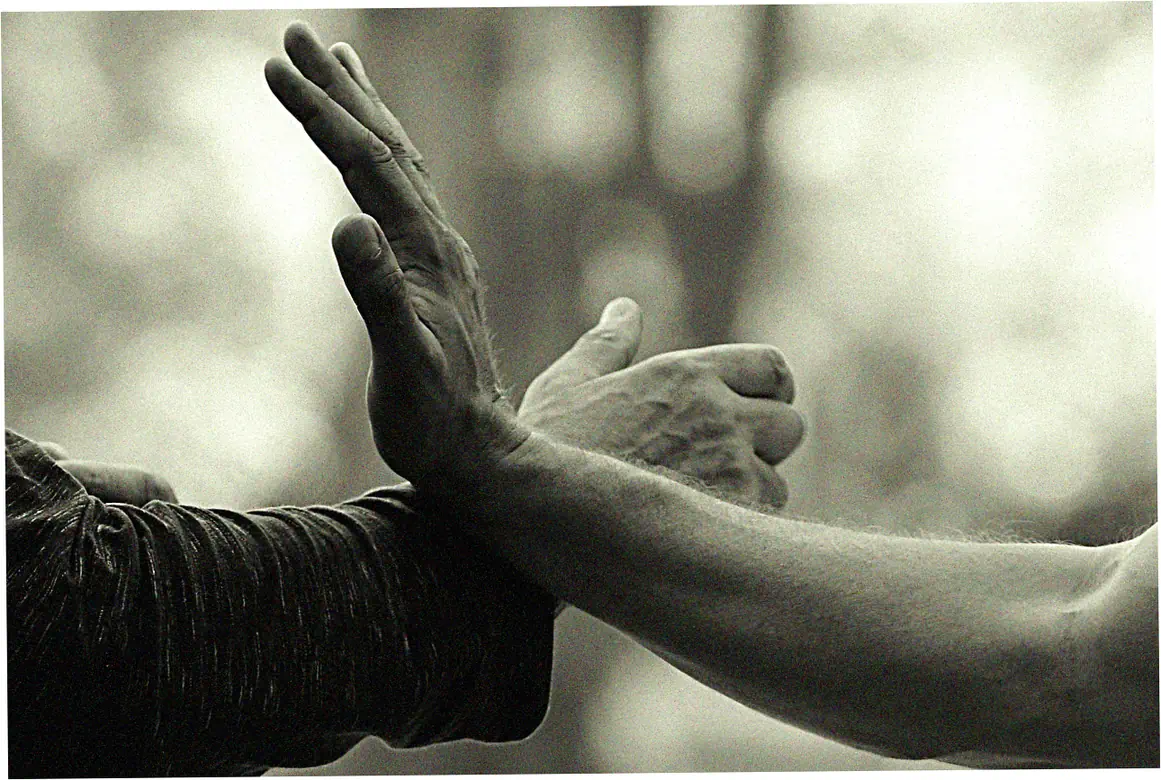 Seated tai chi for arthritis pain management